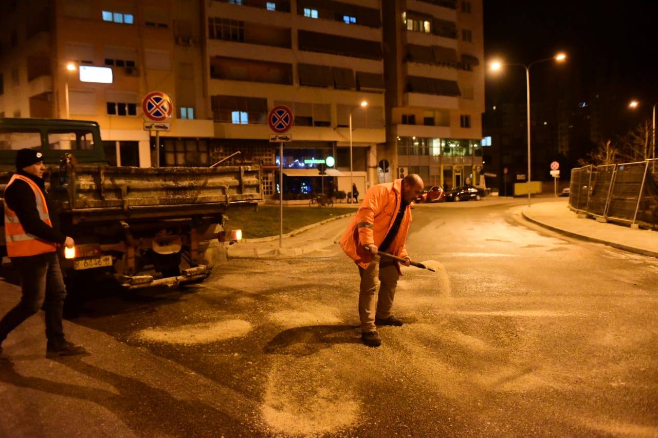 Bashkia e Tiranës hedh gjatë natës kripë dhe skorje në rrugët e “ngrira”