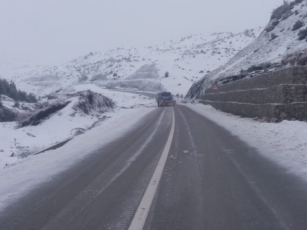 Bora krijon vështirësi, në disa rrugë rekomandohen zinxhirët