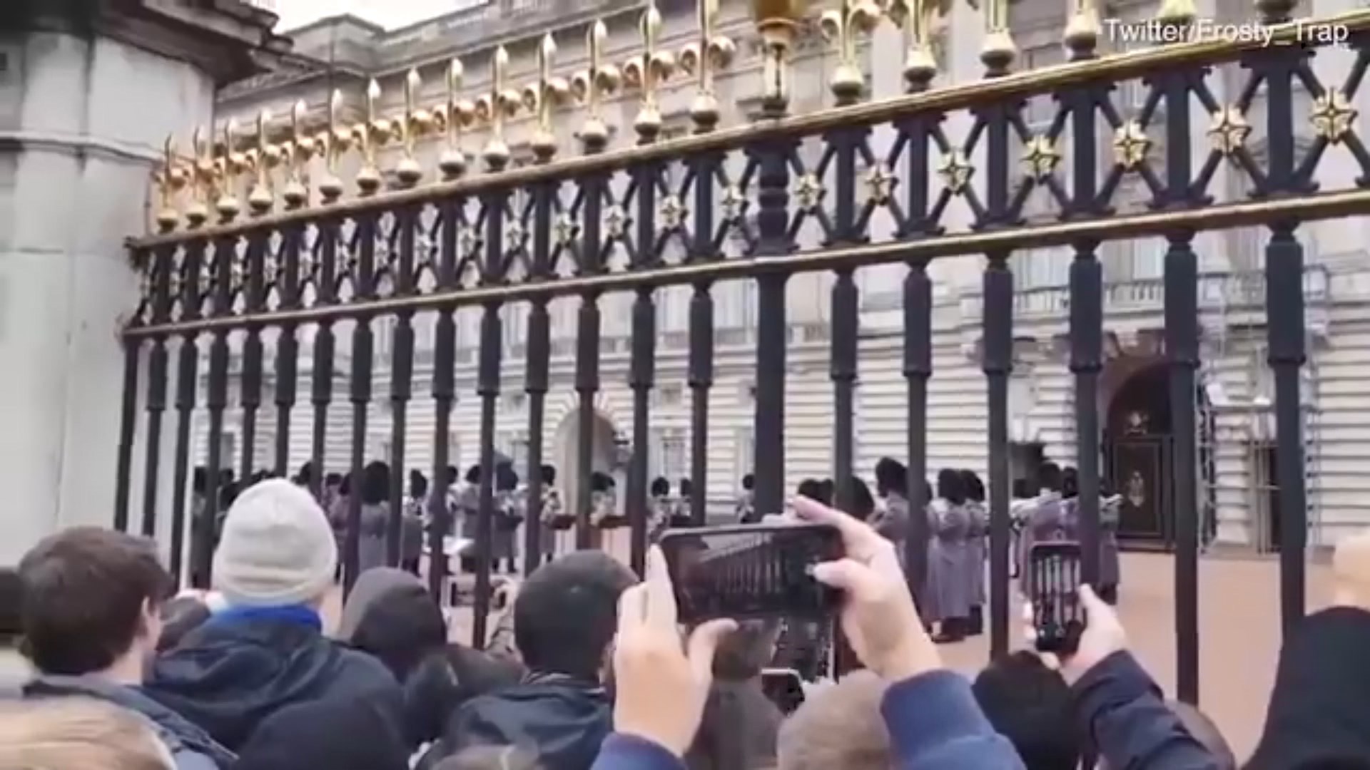 Spektakël në Buckingham Palace, rojet mbretërore performojnë