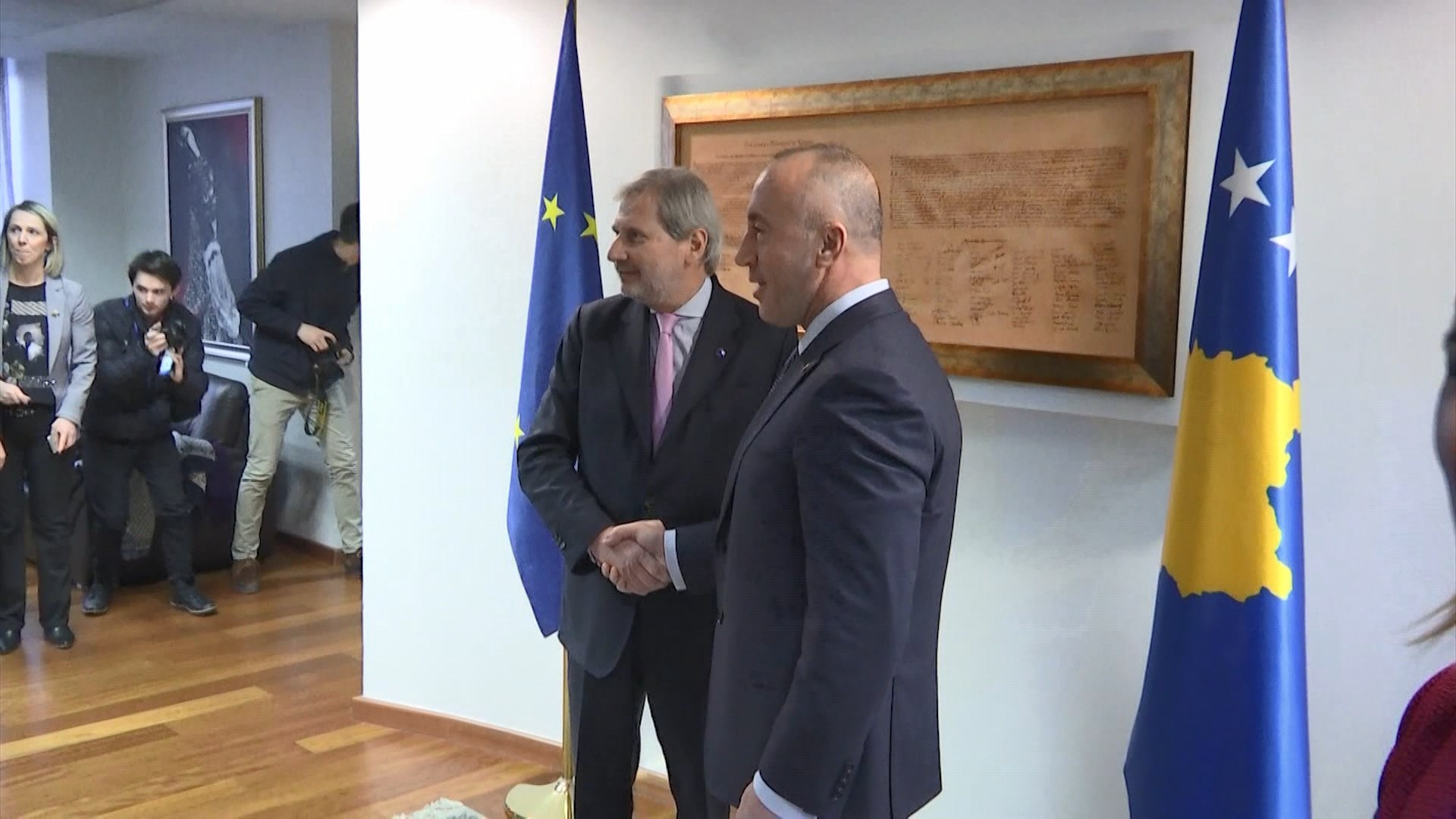 Hahn takon Haradinajn në Prishtine, kërkon heqjen e taksës serbe
