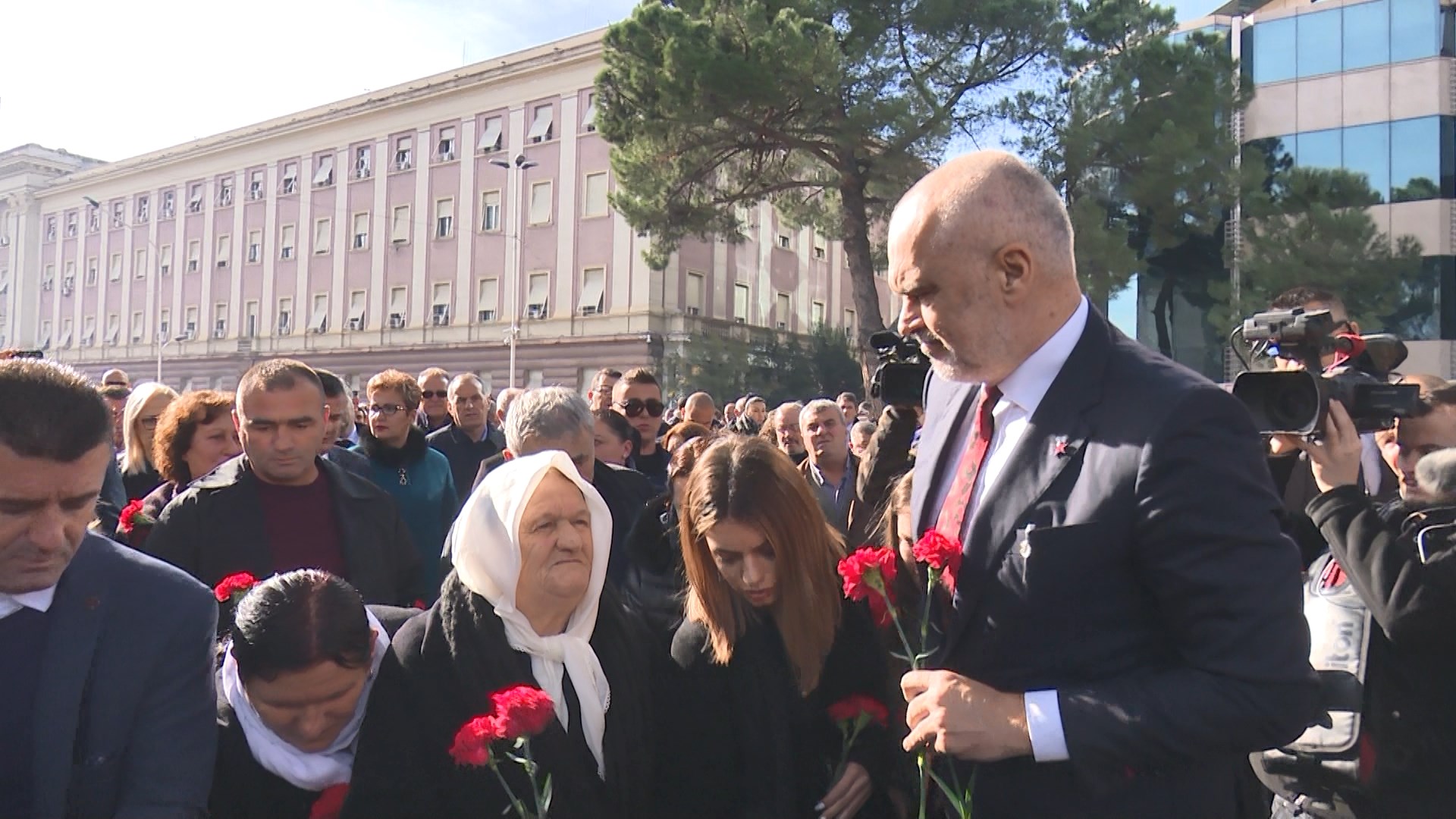 8 vite nga protesta e 21 janarit, Rama homazhe në Bulevard