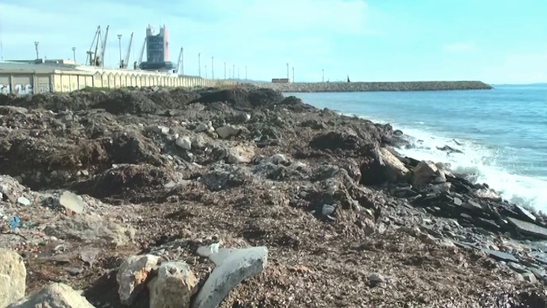 Durrës, bregdeti pranë ish-Vollgës i mbuluar nga inertet