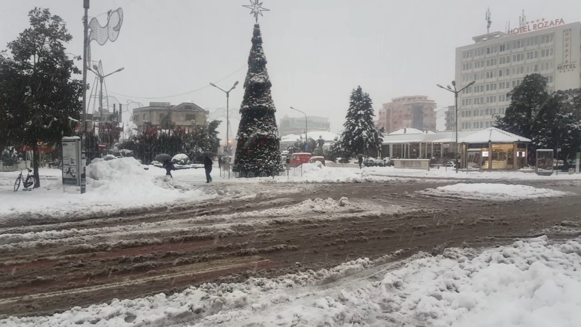Vazhdojnë reshjet e borës në Shkodër, zonat e thella të bllokuara
