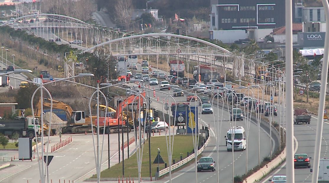 Mbyllet autostrada Tiranë-Durrës