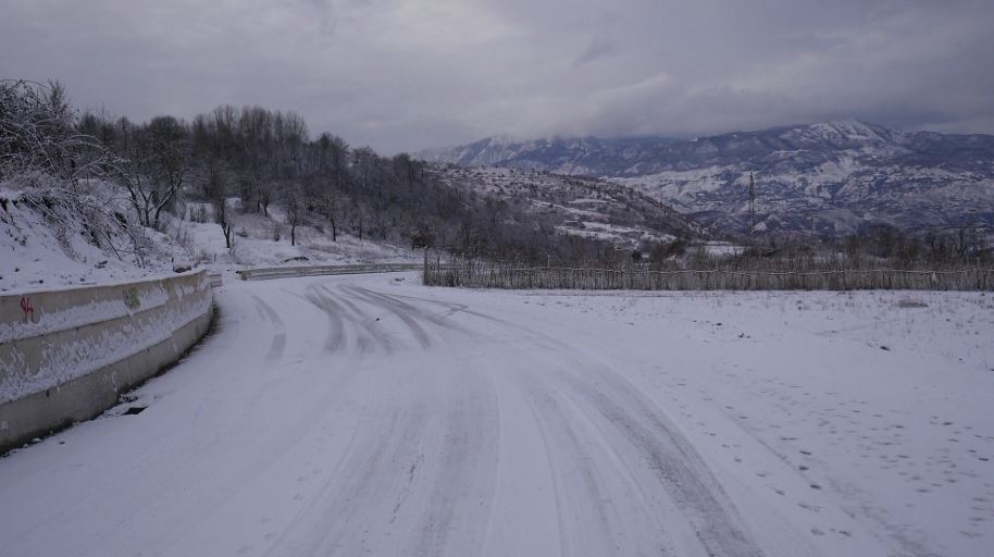 Vazhdojnë reshjet e borës në një pjesë të vendit