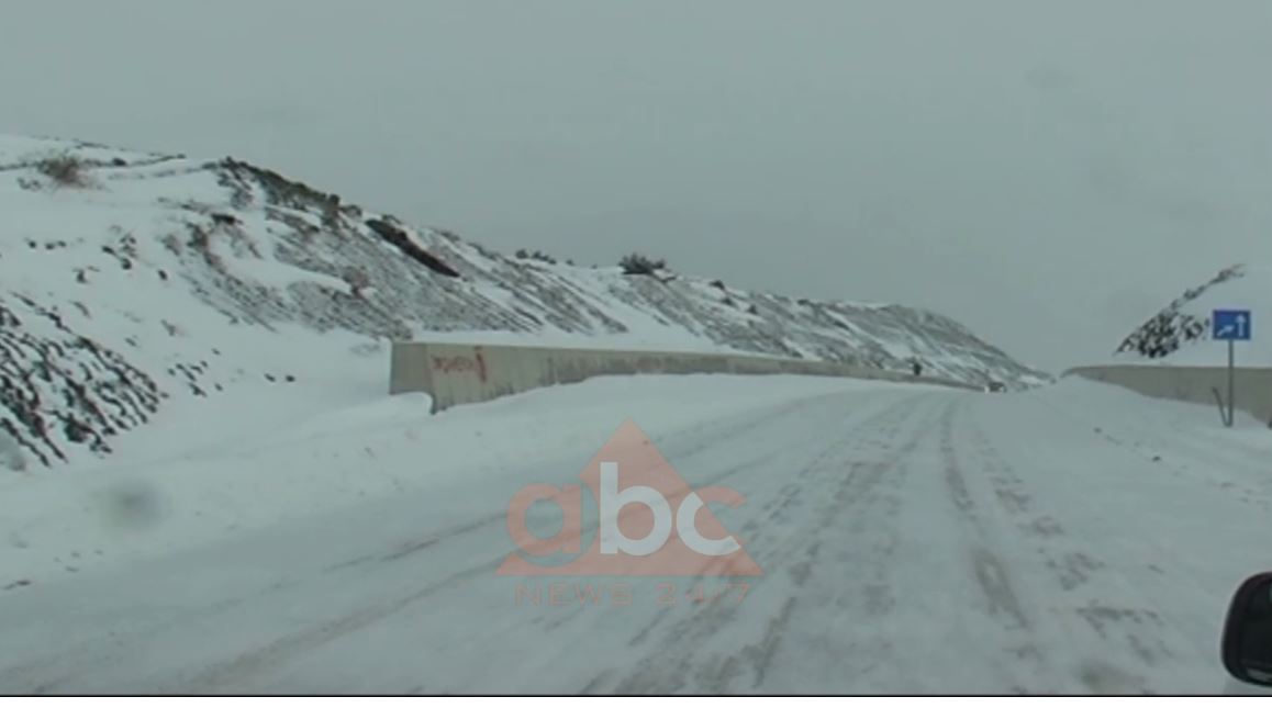 Reshjet e borës, izolohen shumë fshatra në Korçë dhe Pogradec