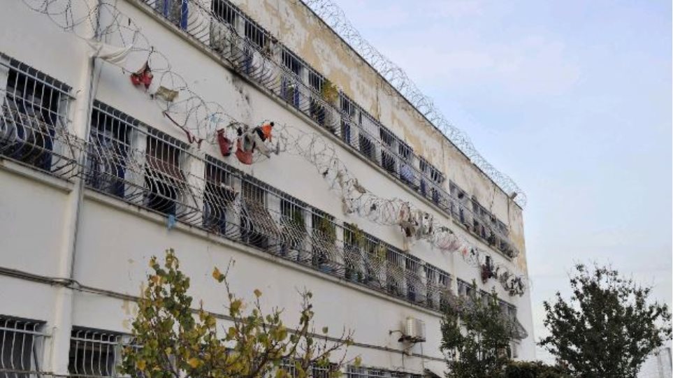 Shqiptari vritet në burg