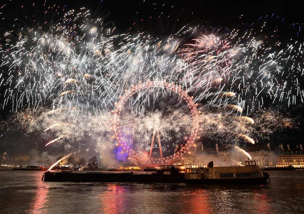 Ndërrimi i viteve, festimet përshkojnë Europën deri në SHBA (Video)