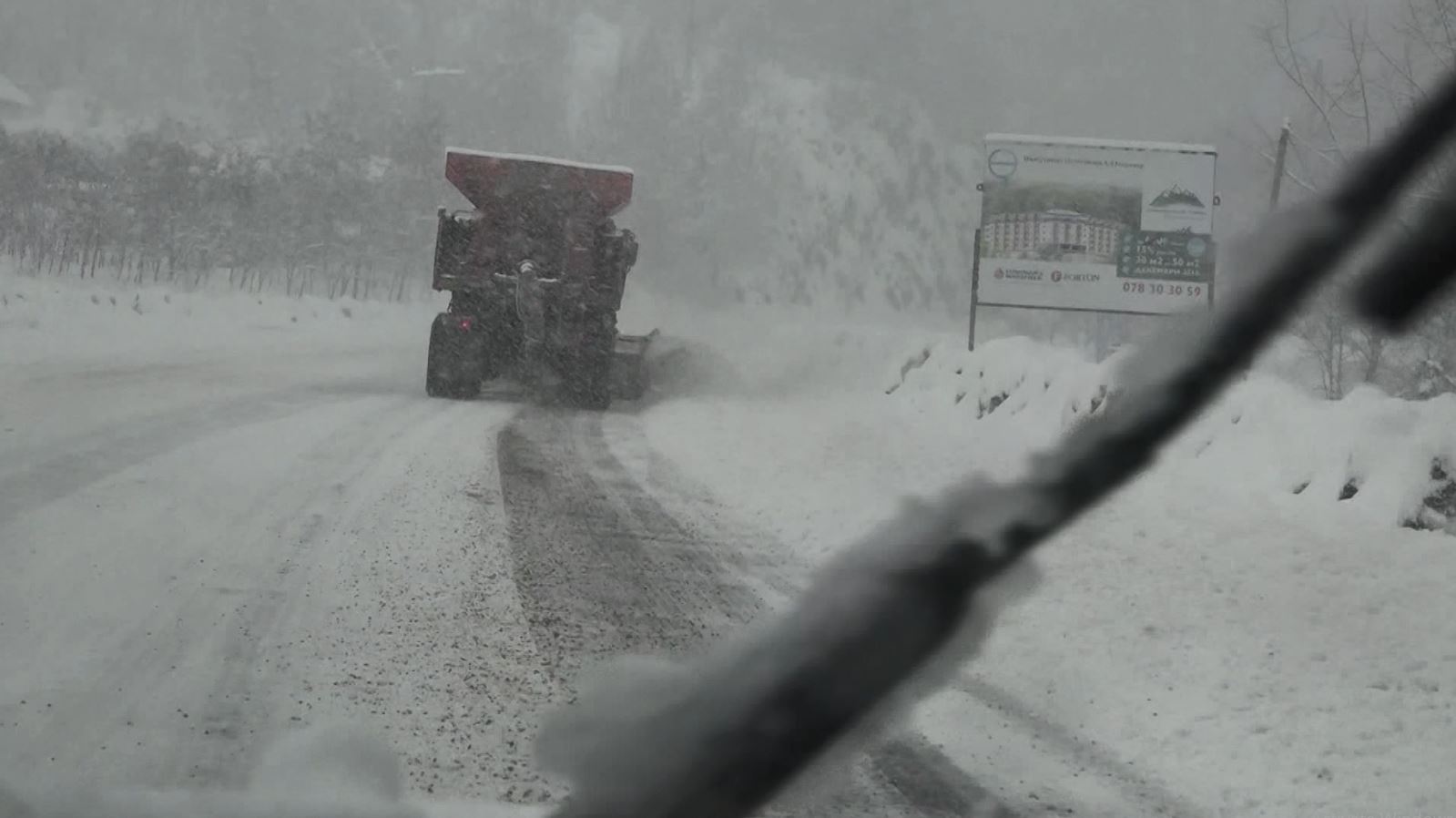 Bora mbulon Maqedoninë, ndalohet qarkullimi në disa akse