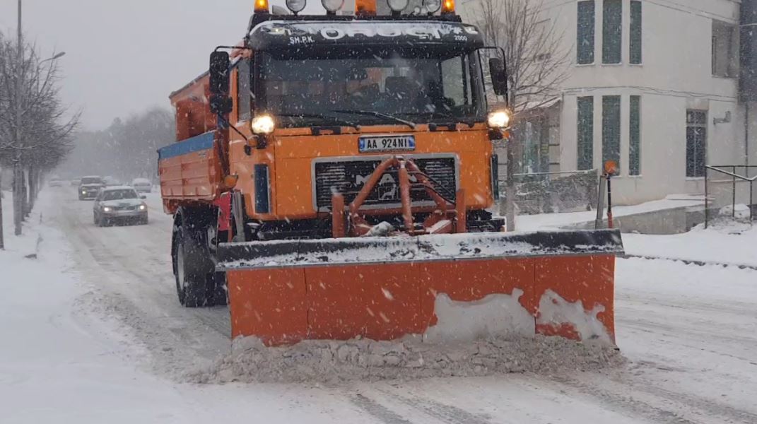 Përmirësohen kushtet e motit, mbeten disa akse me probleme