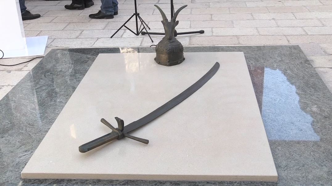 Rihapet pas 8 muajsh memoriali i Skënderbeut