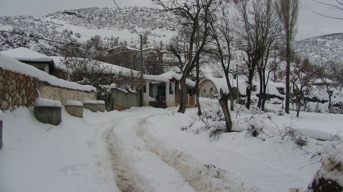 Banorët mbyllen në shtëpi nga moti i keq