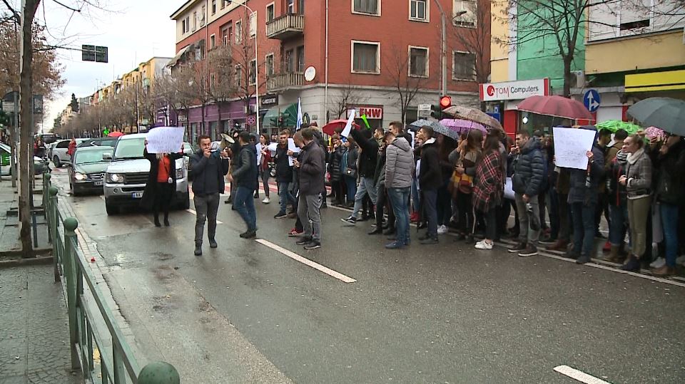 Protesta e studentëve, një grup rikthehet para Ministrisë së Arsimit