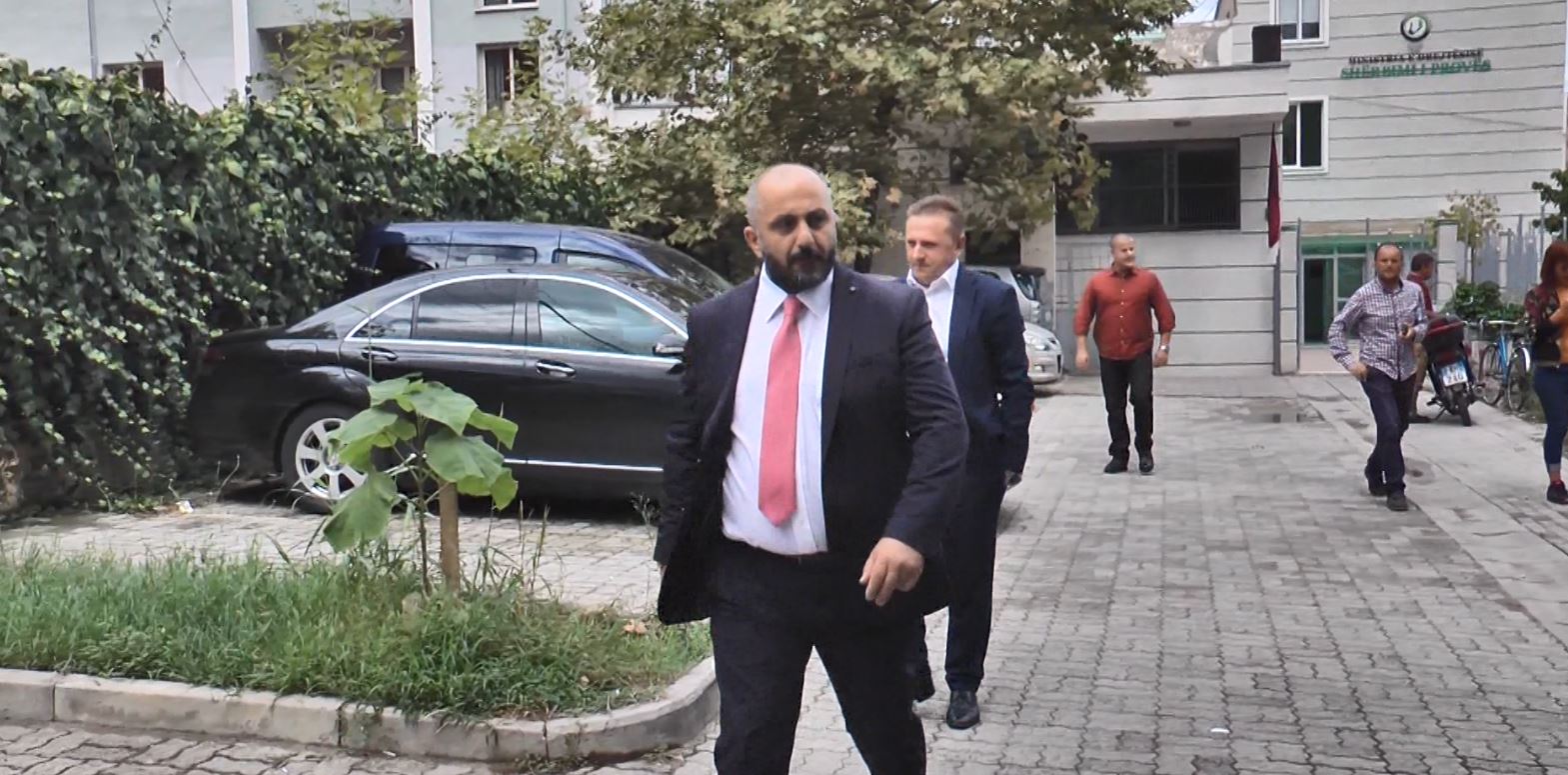 Akuzat ndaj Shkëlzen Berishës, dënohet për “shpifje” juristi Romeo Kara