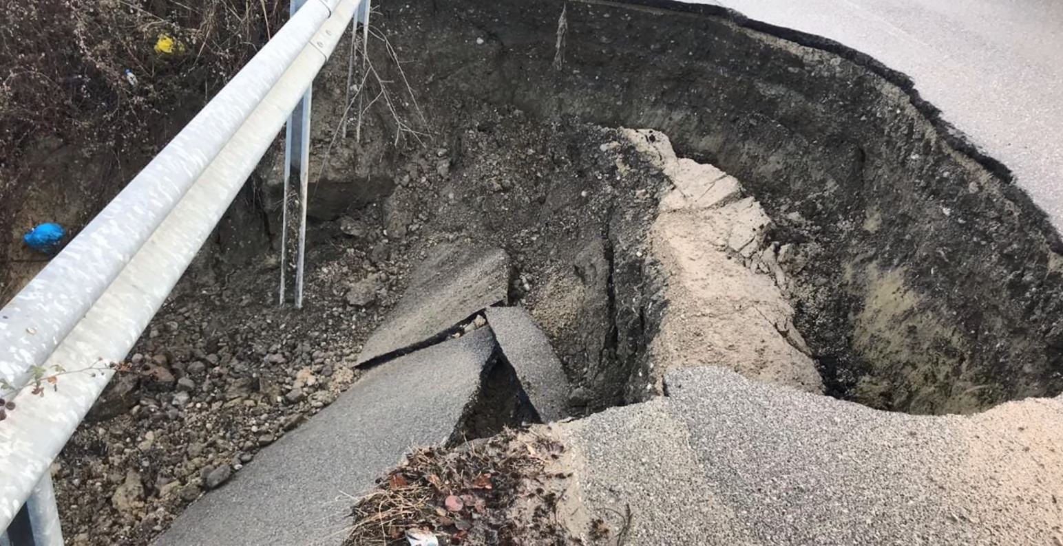 Shembet një pjesë e rrugës që lidh Belshin me Peqinin