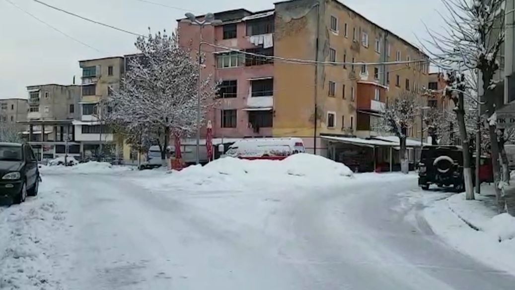 Temperaturat e ulëta, ngrijnë të gjitha rrugët në Peshkopi