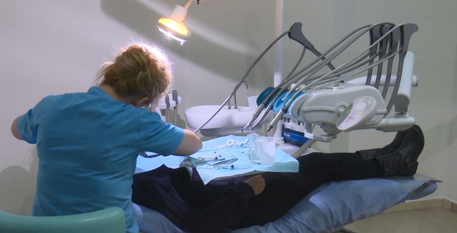 Urdhri i Stomatologut shtrenjton shërbimet bazë te dentisti