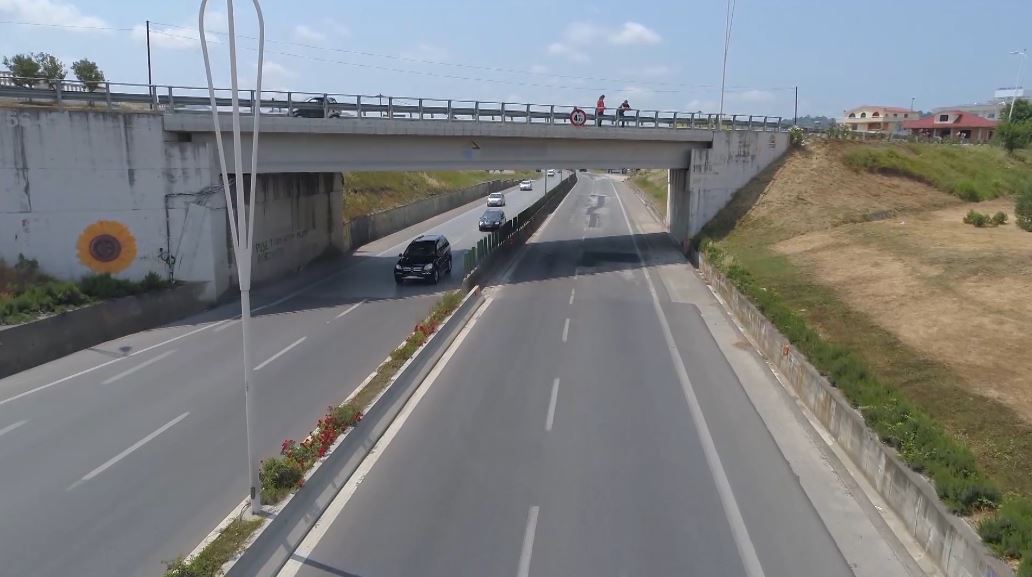 Autostrada Tiranë – Durrës, bllokohet qarkullimi i automjeteve