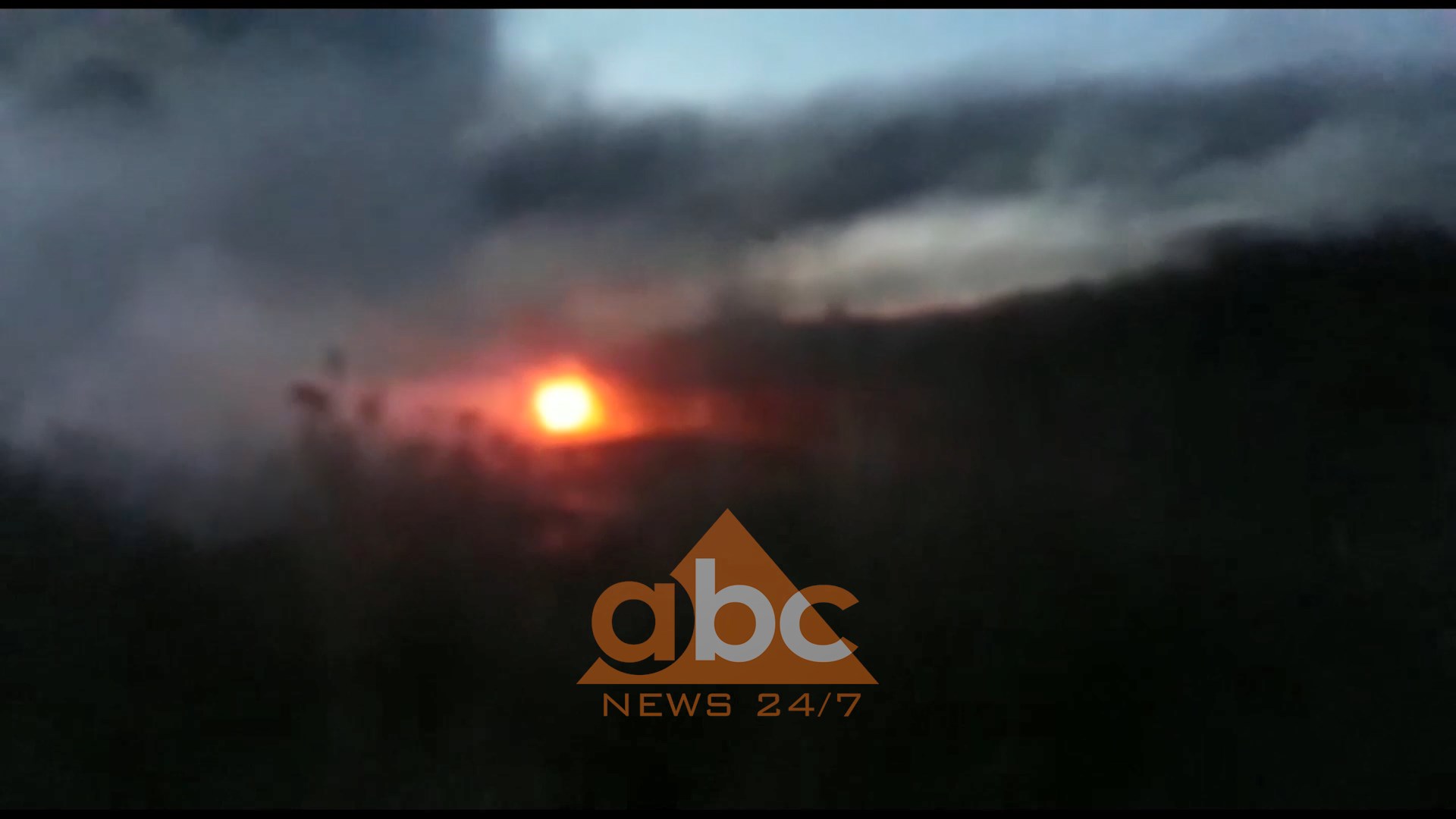 Përfshihet nga flakët pusi i naftës në Zharrëz (video)