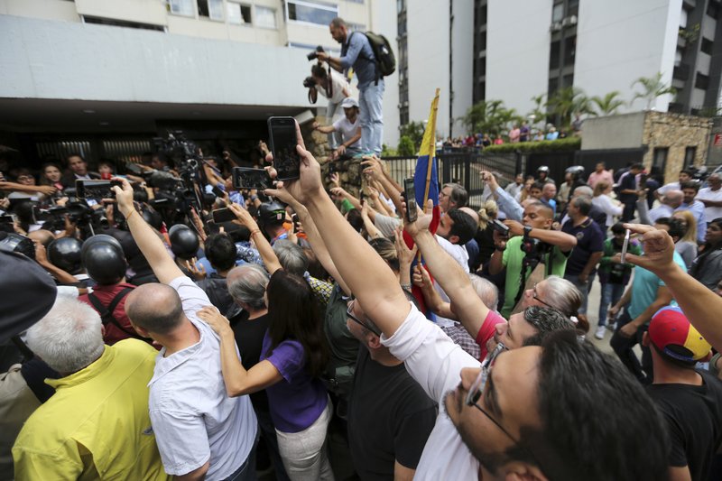 Opozita dhe qeveria në Venezuelë zbresin në protesta