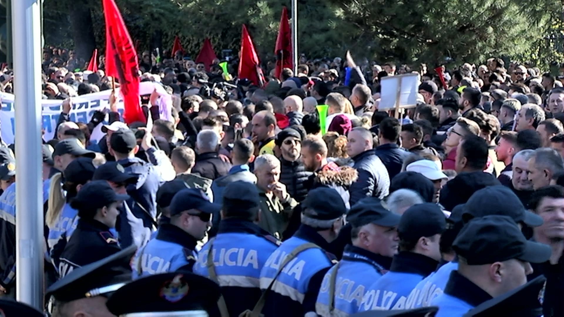 Ambasada e SHBA-BE-OSBE dënojnë dhunën në protestë, apel për vetëpërmbatje