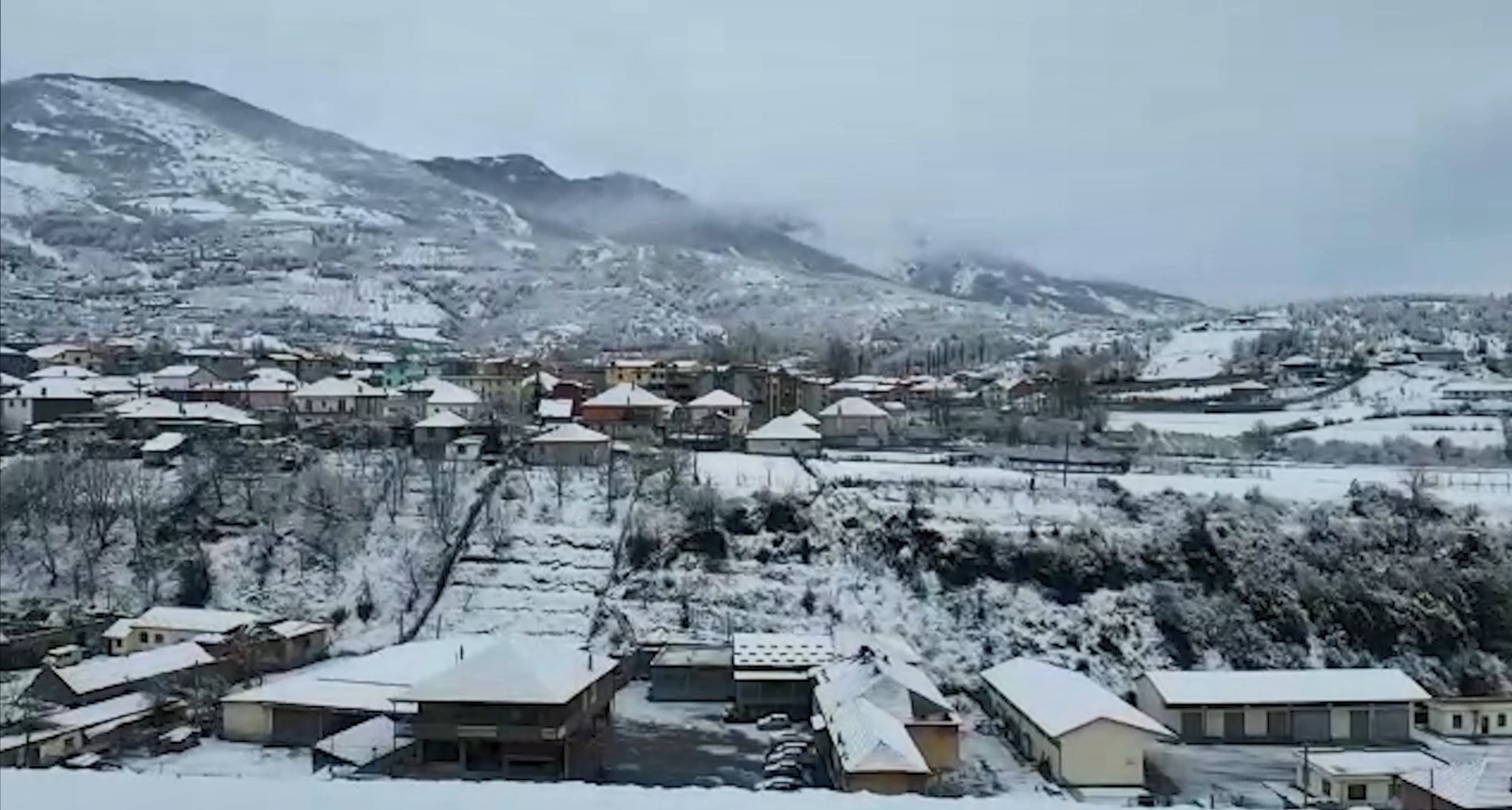 Rikthehen reshjet e borës e shiut në vend, deri në 40 cm në veri