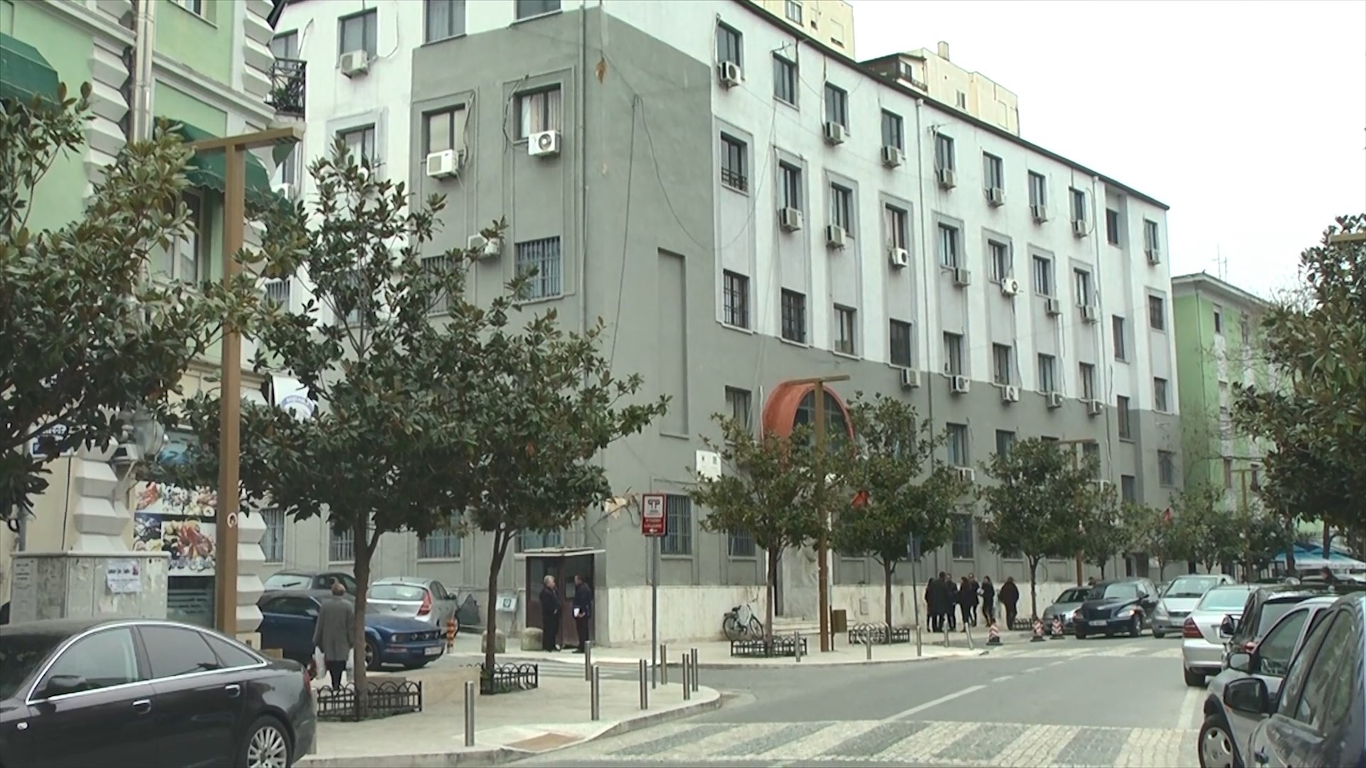Gjykata e Durrësit nuk ka salla për gjykime