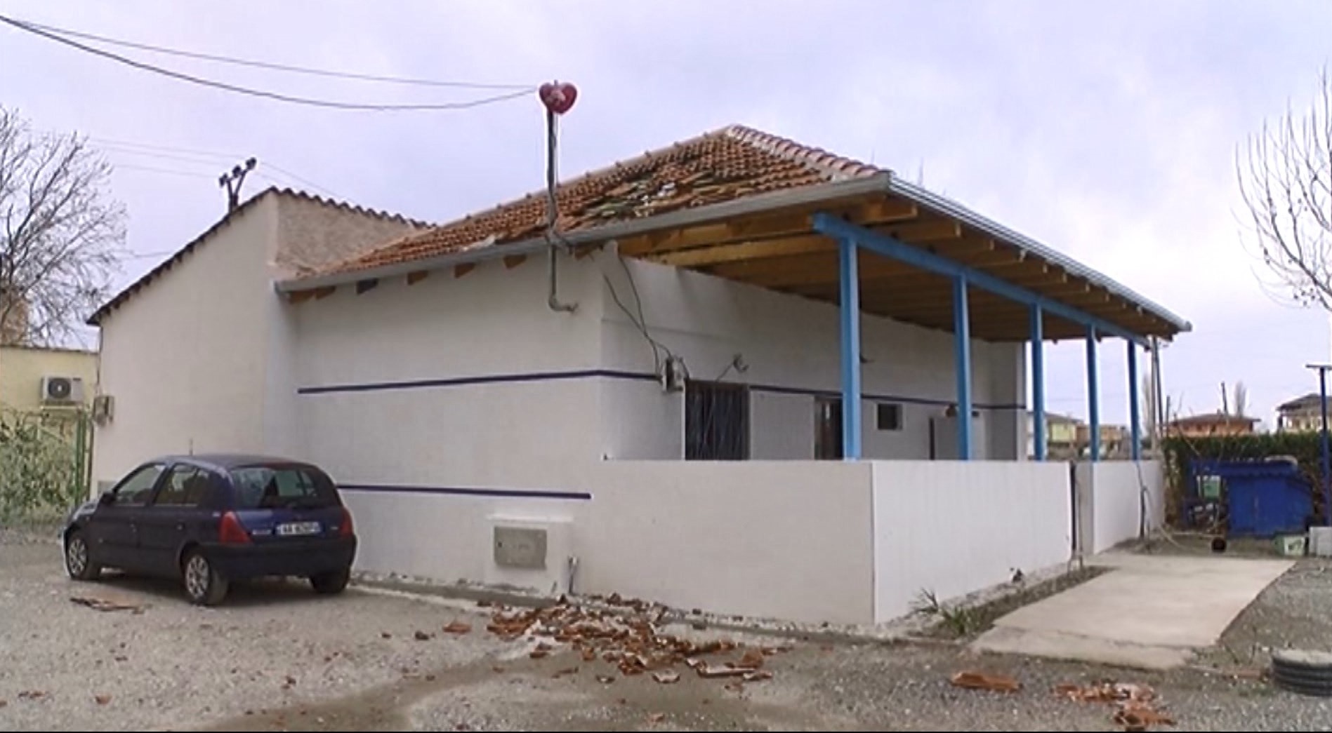 Moti i keq në Lezhë, dëmtohet çatia e një shtëpie