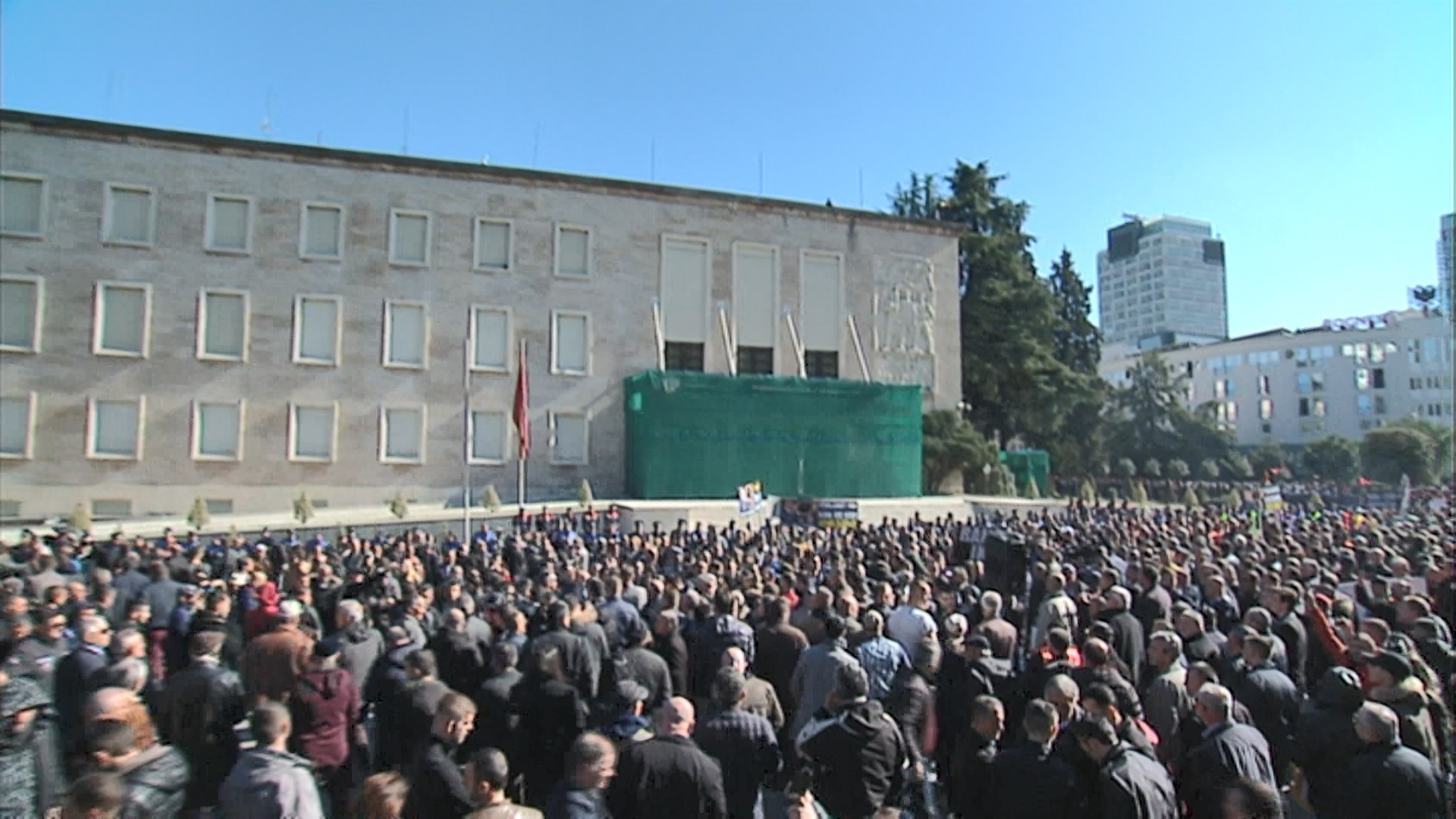 Mediat e huaja pasqyrojnë protestën në Tiranë