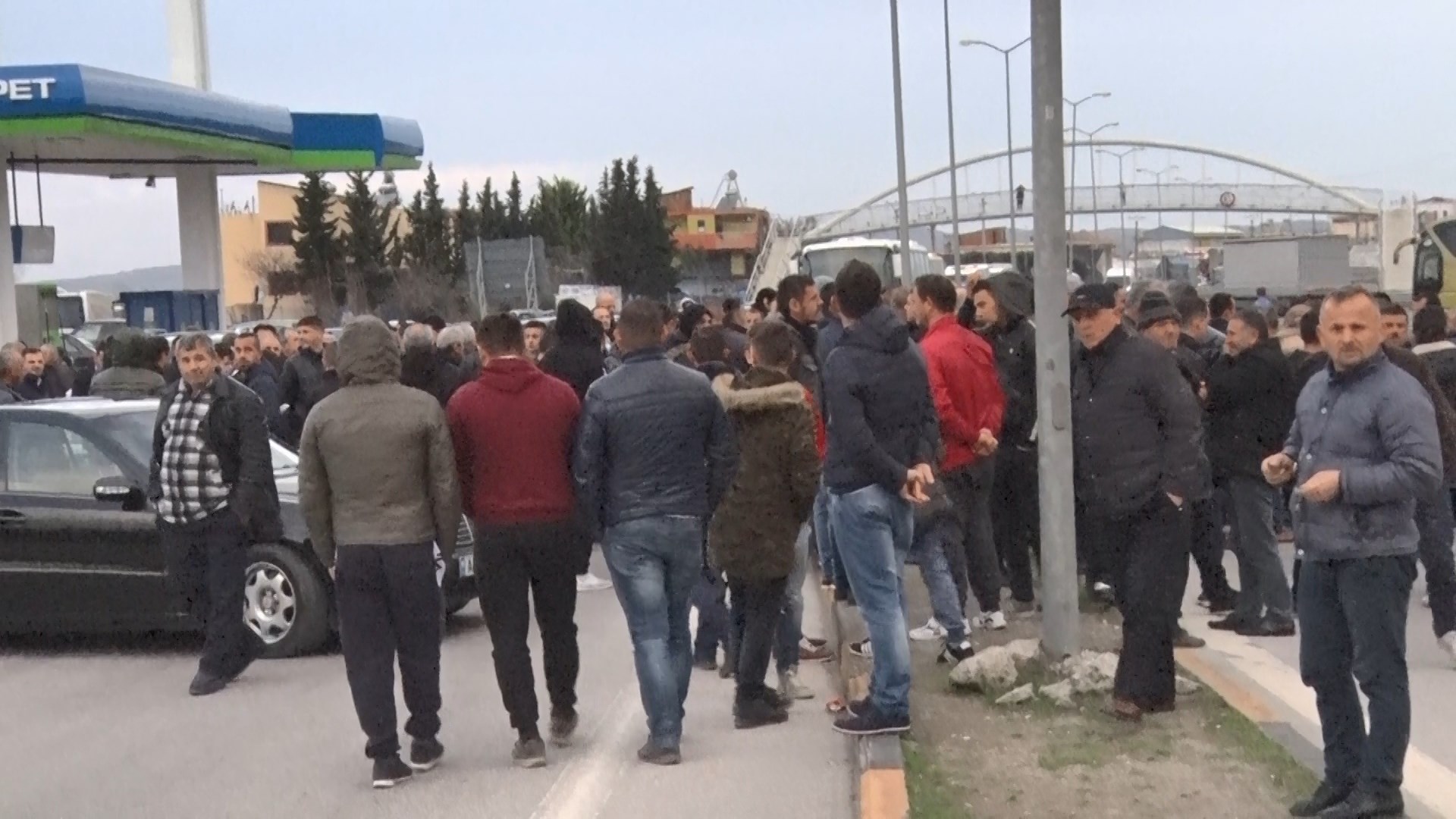 Protesta në Rrogozhinë, banorët bllokojnë për 30 minuta autostradën