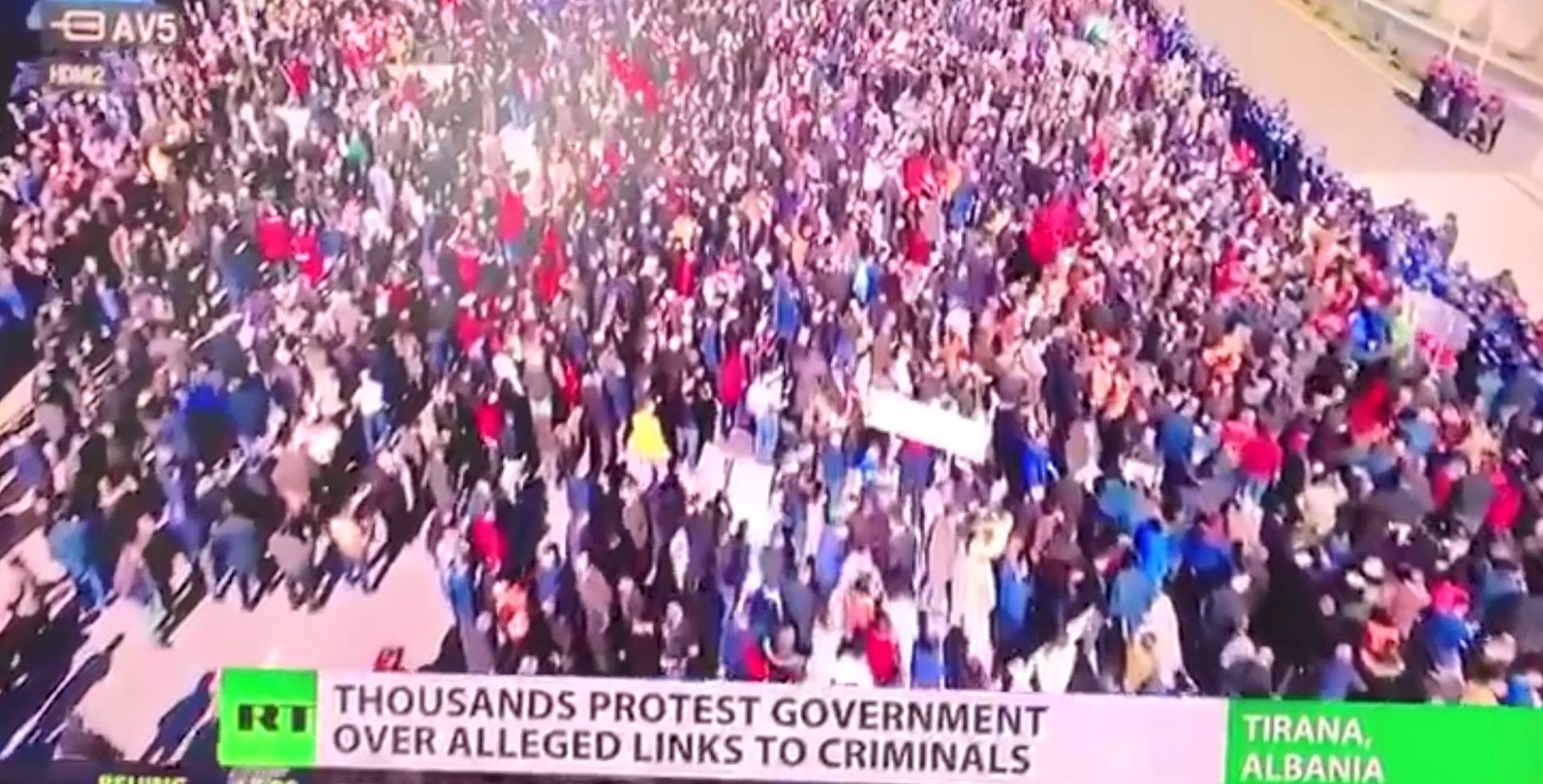 RUPTLY TV për protestat në Shqipëri: Vendi është në flakë