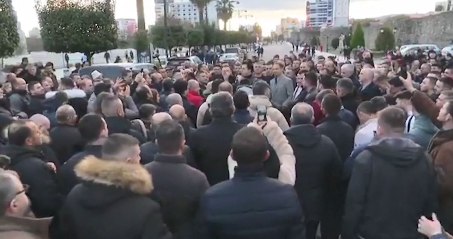 Basha ftesë elbasanllinjëve për protestën e 16 Shkurtit