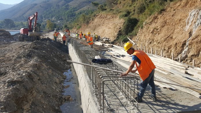 ARRSH: Prej 20 Shkurtit devijohet trafiku në rrugën Gjirokastër-Tepelenë-Tiranë