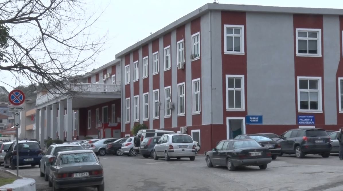 Familja përfundon në spital pas asfiksimit nga gazrat e qymyrit