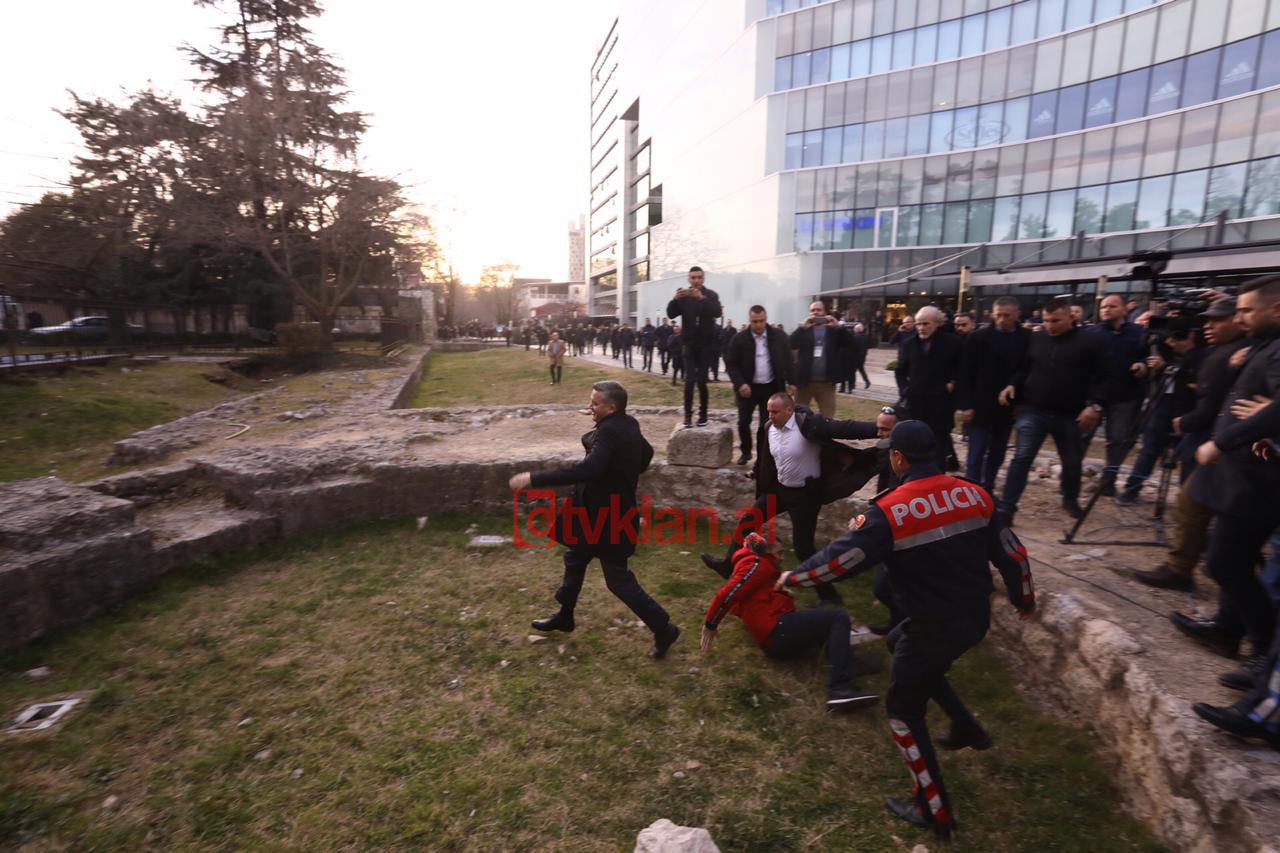 Protestuesit sulmojnë ministrin Klosi (Foto)