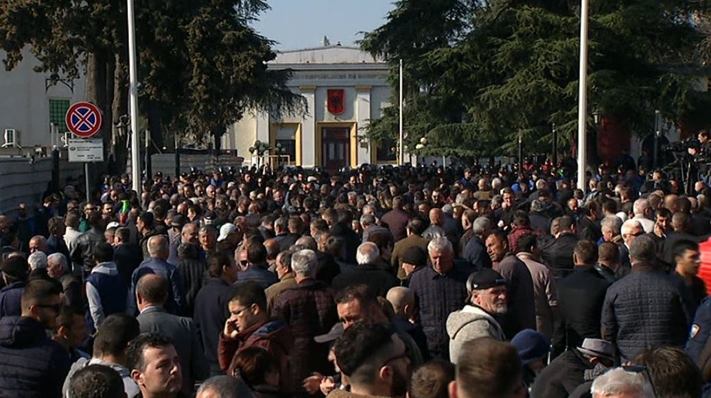 Basha dorëzon në Kuvend mandatet e deputetëve: Gjithçka mbaroi