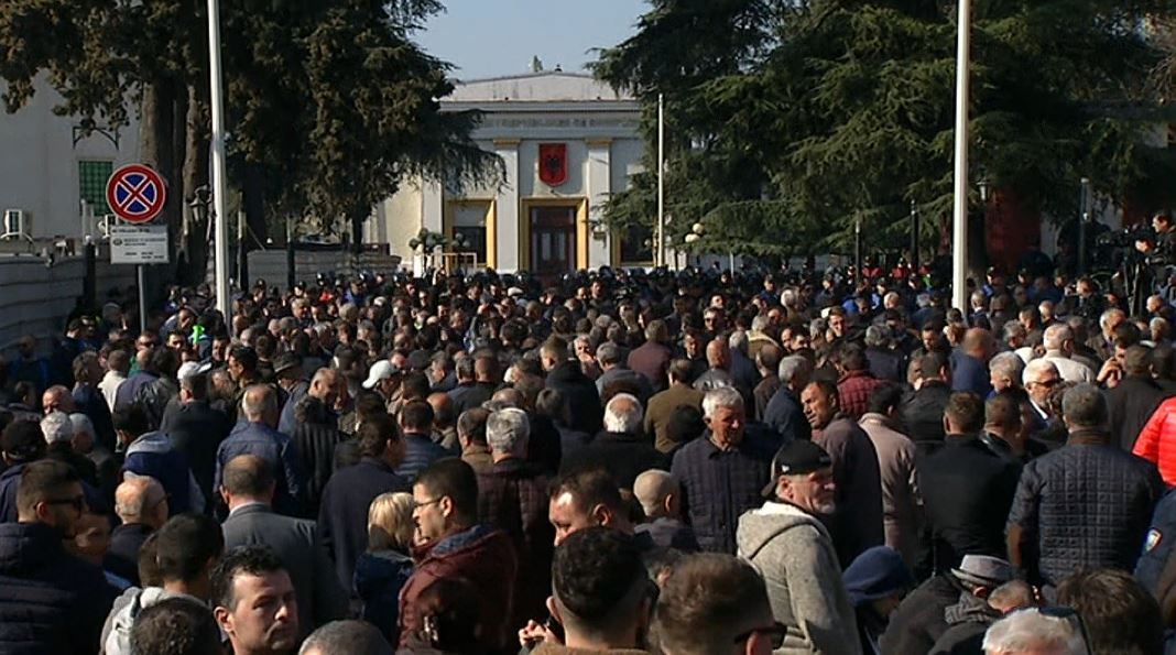 Protesta e opozitës, AKEP u kërkon kompanive celulare të ndërpresin shërbimet