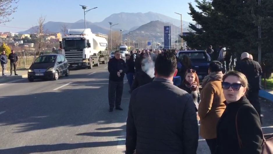 Banorët protestojnë në rrugën Lezhë-Tiranë