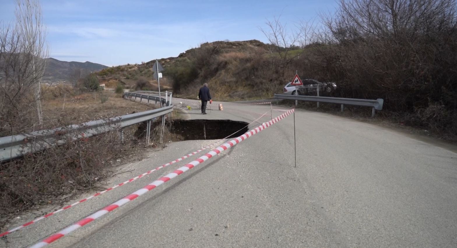 Shembet rruga Pajovë-Belsh, gropa e madhe rrezikon qarkullimin