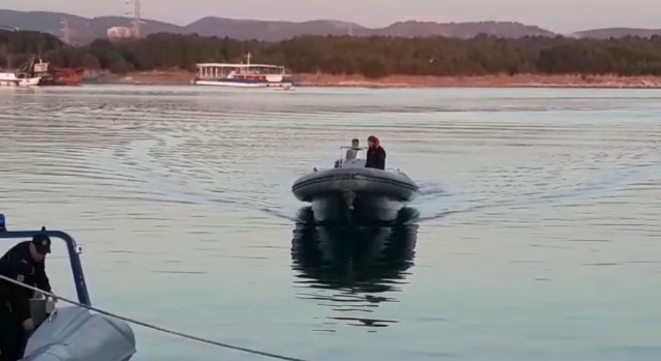 Gjendet një gomone e braktisur në grykën e Vjosës