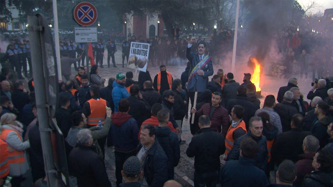 Zjarr, shashka dhe thirrje kundër qeverisë para parlamentit (Video)