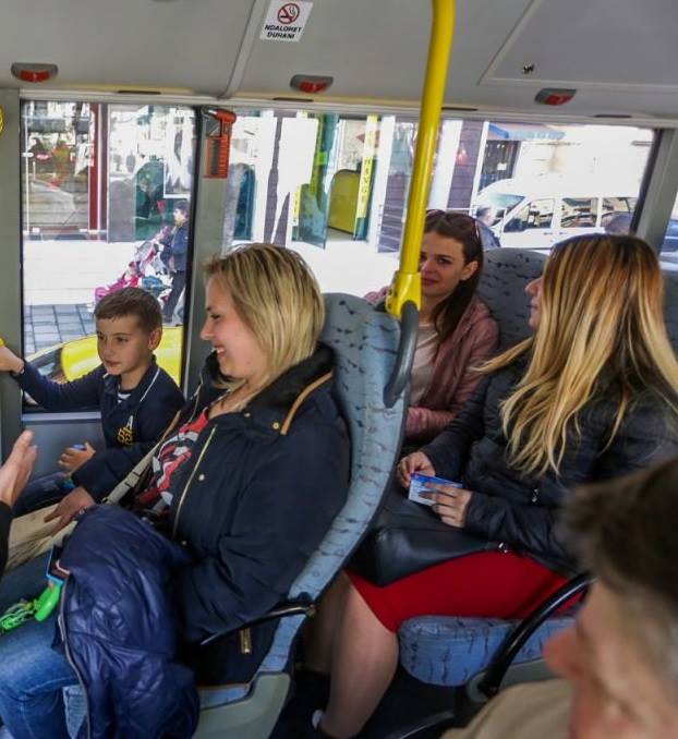 Bashkia e Tiranës udhëtim falas në autobus për vajzat dhe gratë