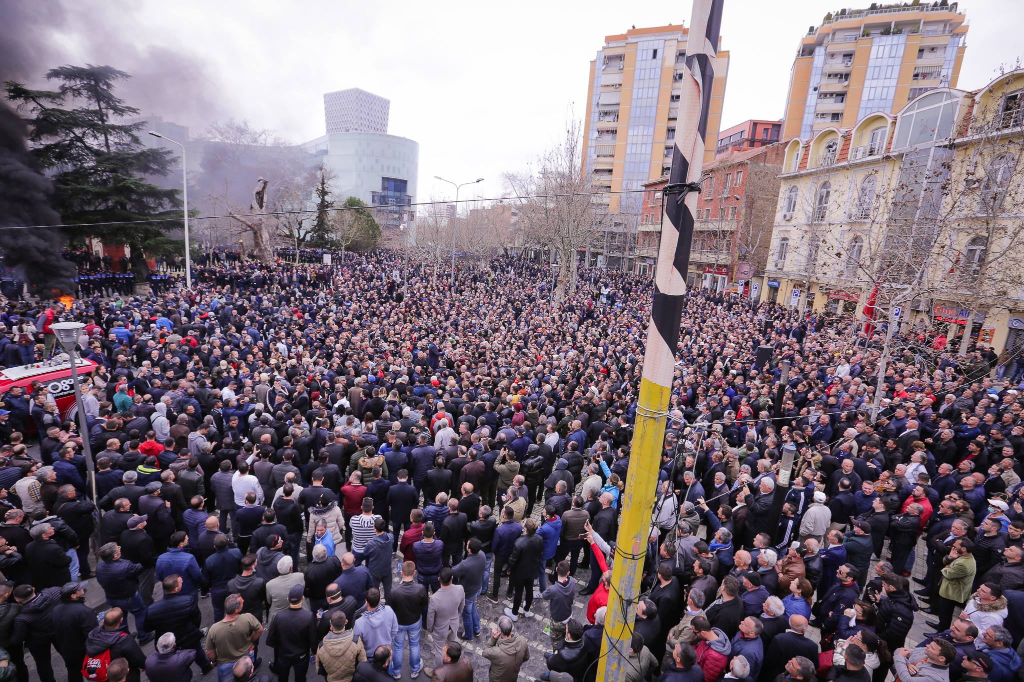 Opozita proteston me djegie gomash e me shashka: Rama ik!