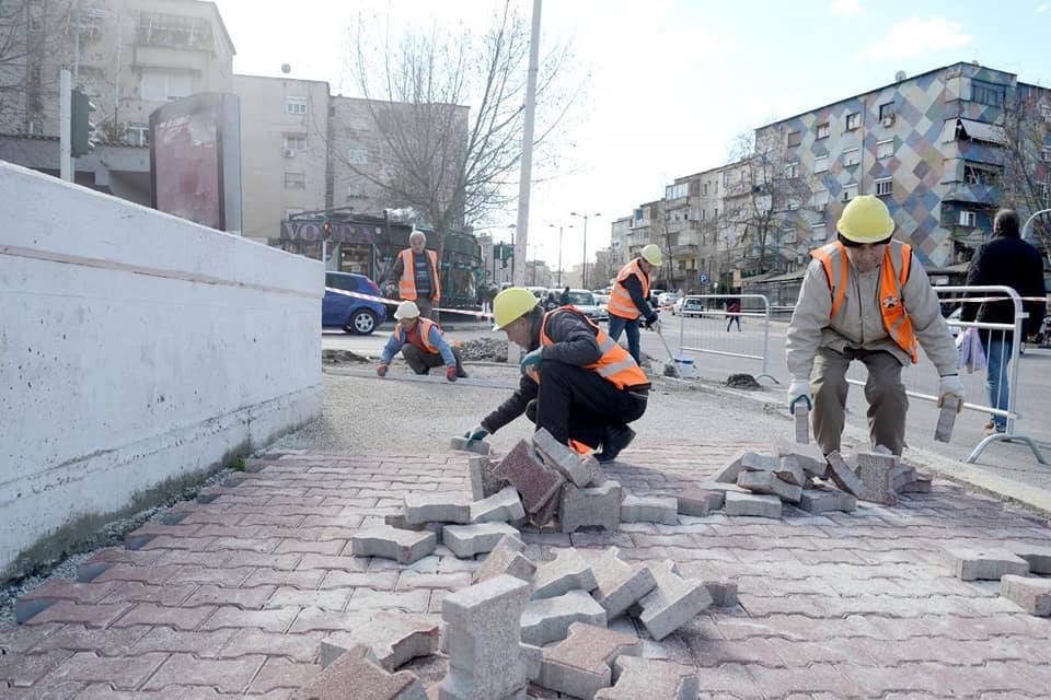 Rehabilitohen trotuaret e urës tek Brryli