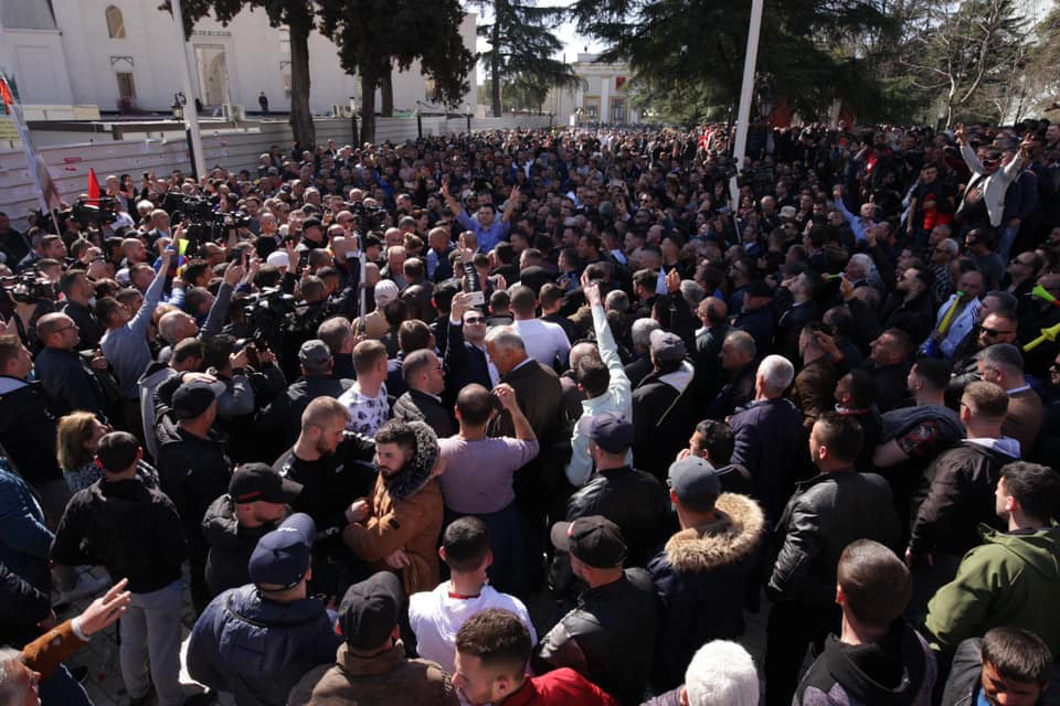 Reuters dhe Zëri Amerikës transmetojnë në kohë reale protestën në Tiranë