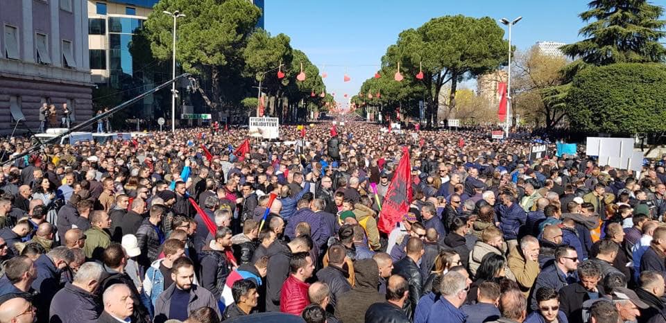 Opozita 3 orë protestë para Kryeministrisë e Parlamentit