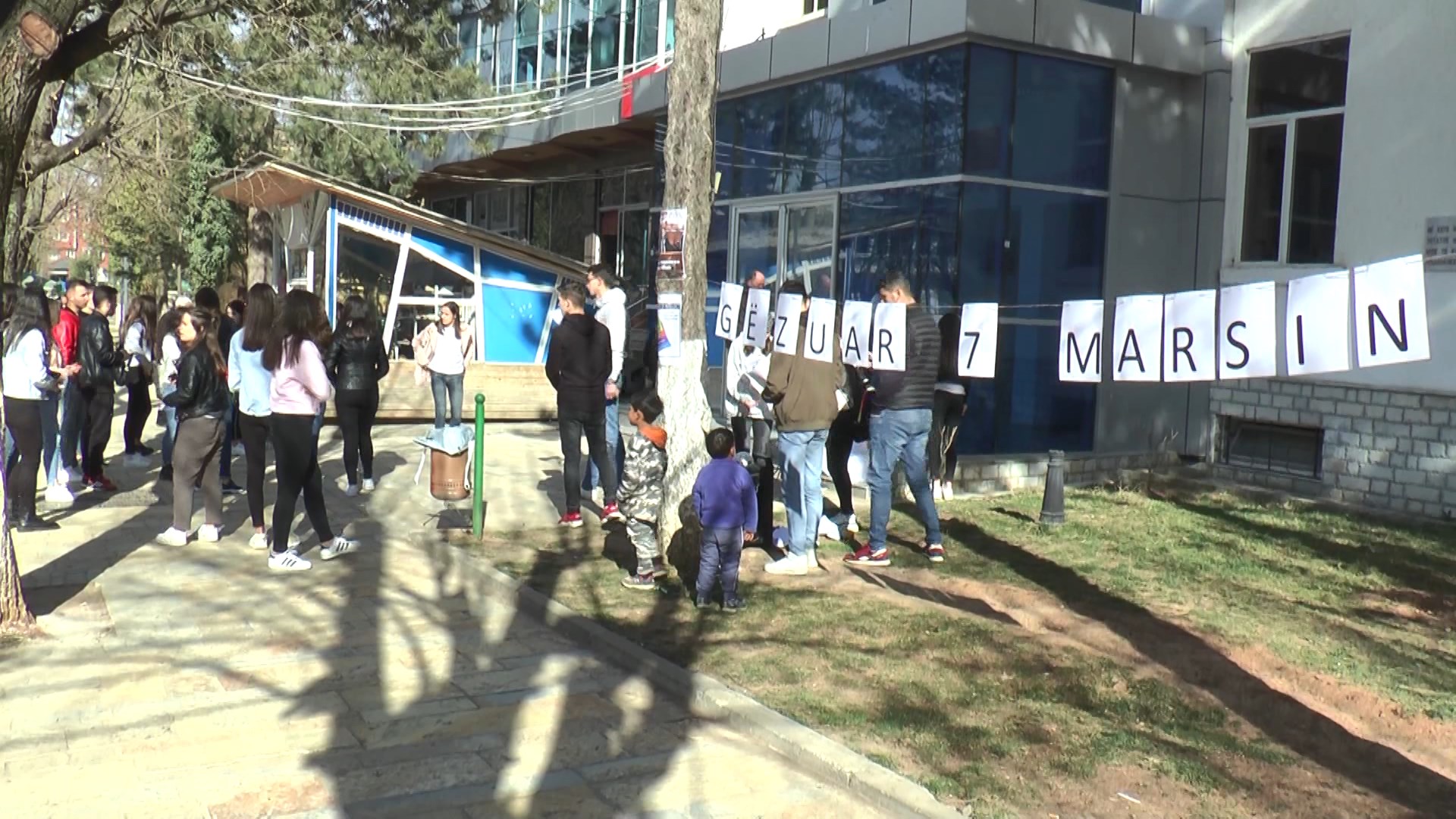 Hiqet mësuesja e anglishtes, maturantët në Dibër protestojnë