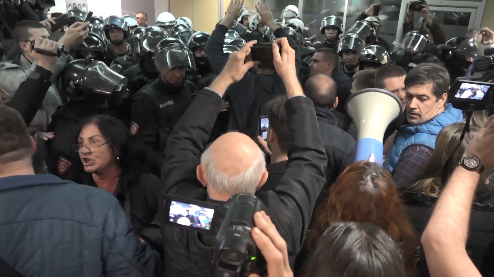 Protesta e opozitës në Serbi, manifestuesit “ngujojnë” në Presidencë Vuçiç