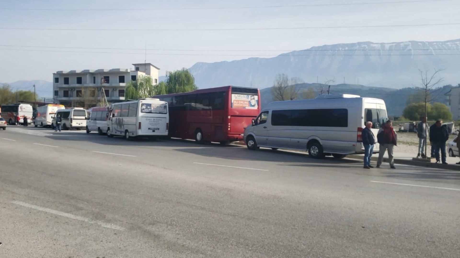 Transporti i linjave Gjirokastër – Tiranë në grevë, përplasje fizike