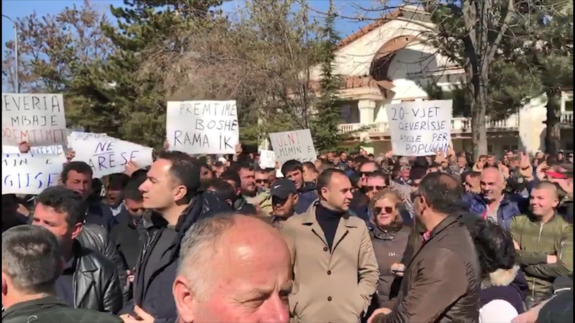 Salianji dhe Balliu në Korçë, protestojnë për rrëzimin e qeverisë